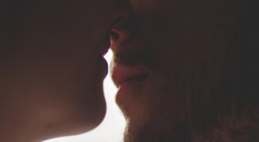 Conseil sexe : Comment faut-il s'y prendre pour bien embrasser ?