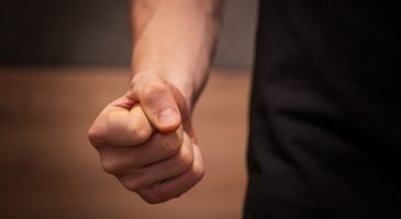 Conseil sexe : La pratique du fist-fucking peut-elle m'empêcher de tomber enceinte ?