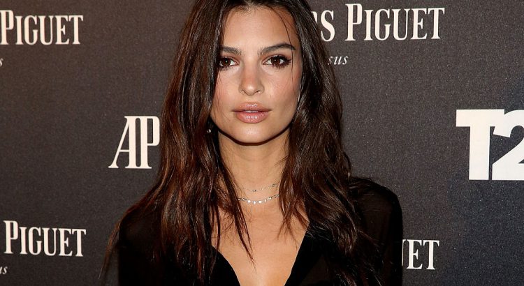 Emily Ratajkowski : « Ça me gêne vraiment que les gens soient si offensés par mes seins »