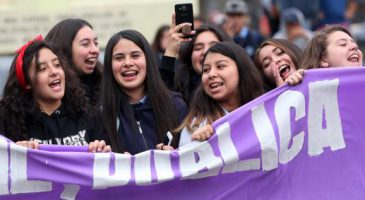 BUZZ: Au Chili, des étudiantes manifestent pour dénoncer le sexisme et l'harcèlement sexuel