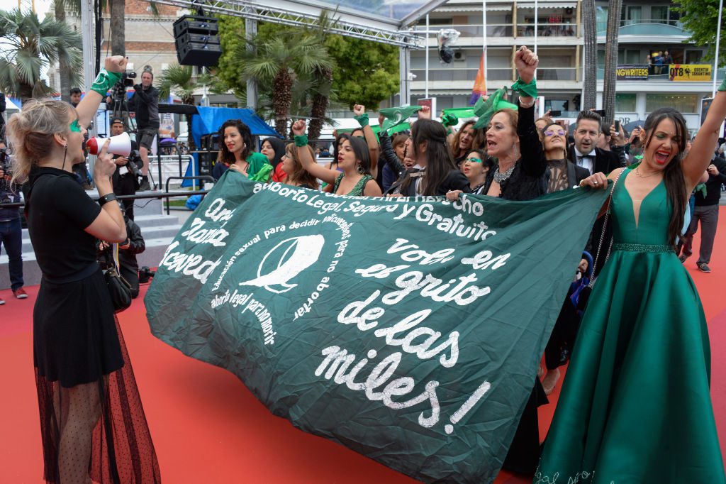 Le droit à l'IVG défendu sur les marches du Festival de Cannes -