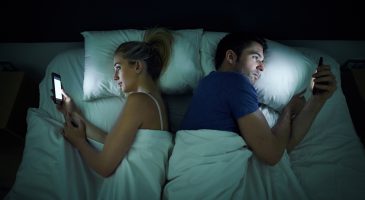Regarder son téléphone pendant le sexe : la nouvelle tendance