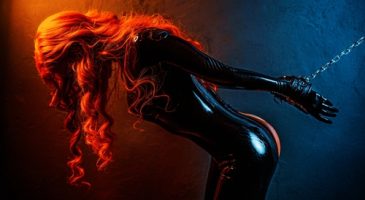 Histoire de sexe - Caroline, un aimant à queues tout en latex