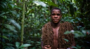 Insolite : Les hommes Aka, des papas qui allaitent leurs bébés