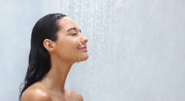 Sexo : Est-il dangereux d’uriner sous la douche ?