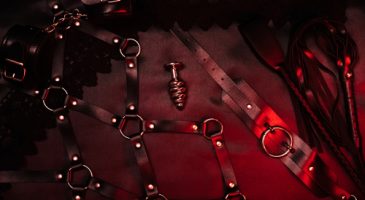 Conseil sexe : Se faire sodomiser par un gode-ceinture peut-il être dangereux pour la prostate ?