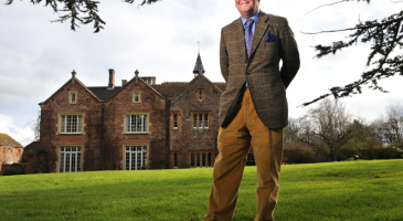 57 000 € par mois pour un fils, la quête de Sir Benjamin Slade